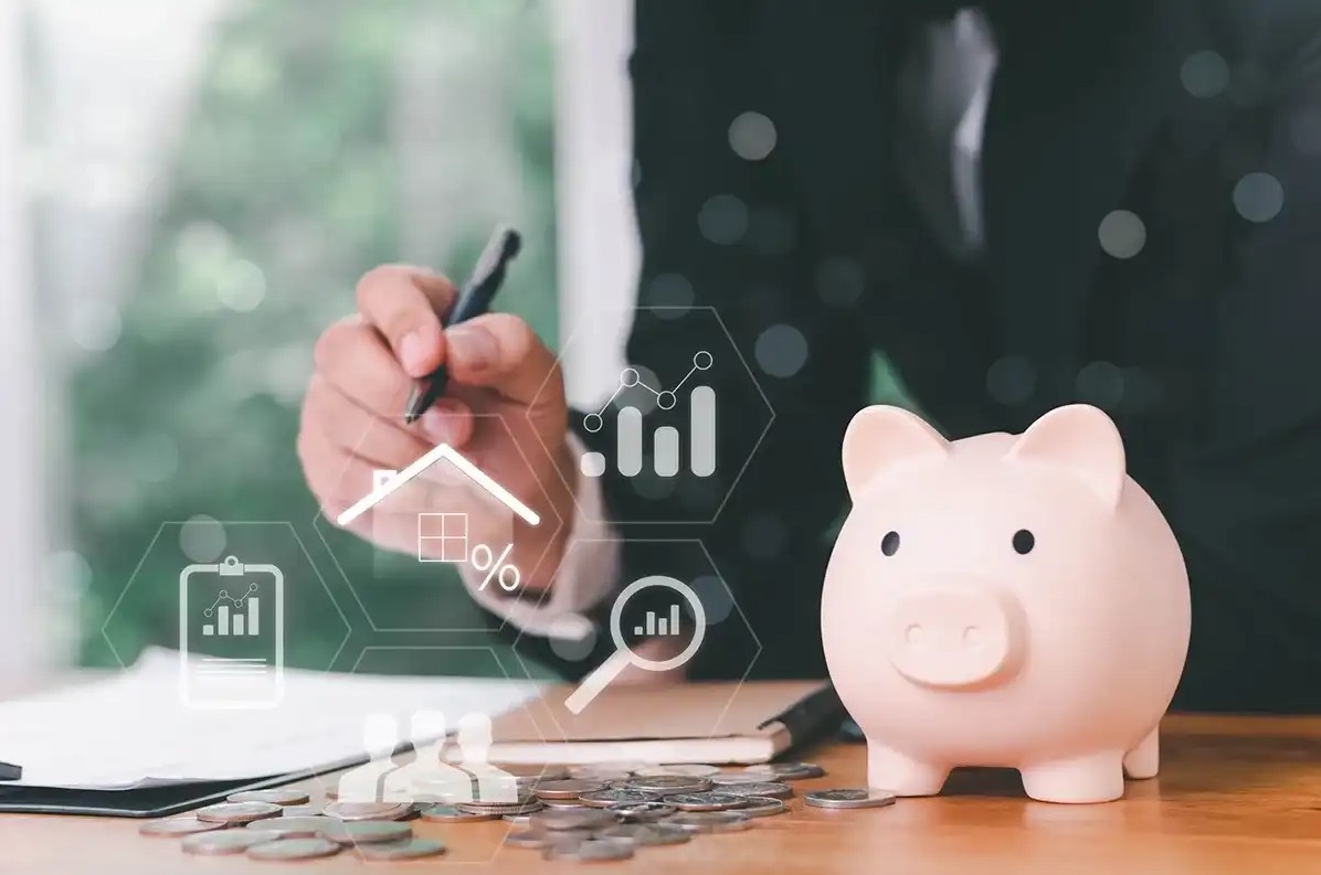 Person calculating payday loan interest rates next to a piggy bank