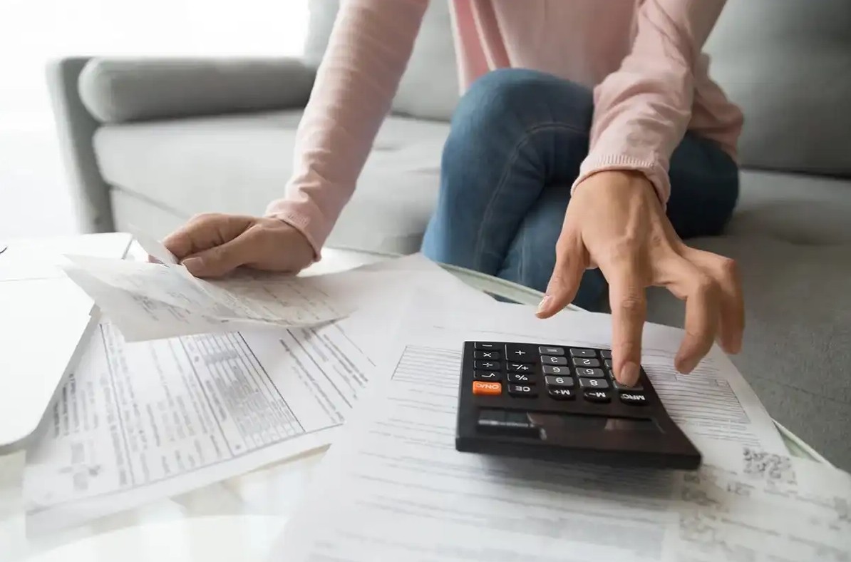A student calculating their student loan payment